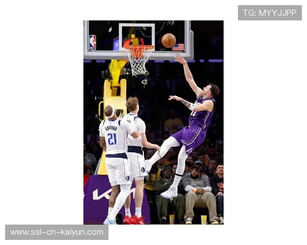 东契奇突破分球助攻上篮，独行侠在主场完成翻盘